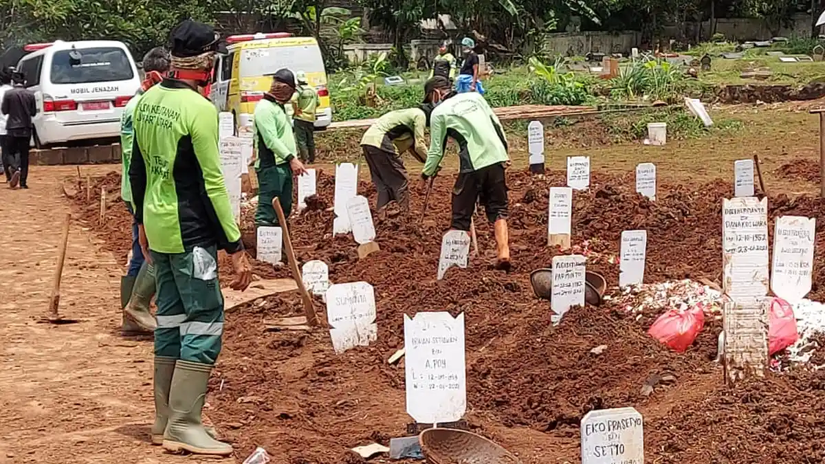 Lebih dari 900 Jenazah Covid-19 Sudah Dimakamkan di TPU Bambu Apus