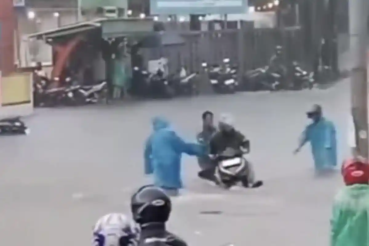 Depok Diguyur Hujan Deras, Jalan Raya Sawangan Depan DTC Terendam Banjir