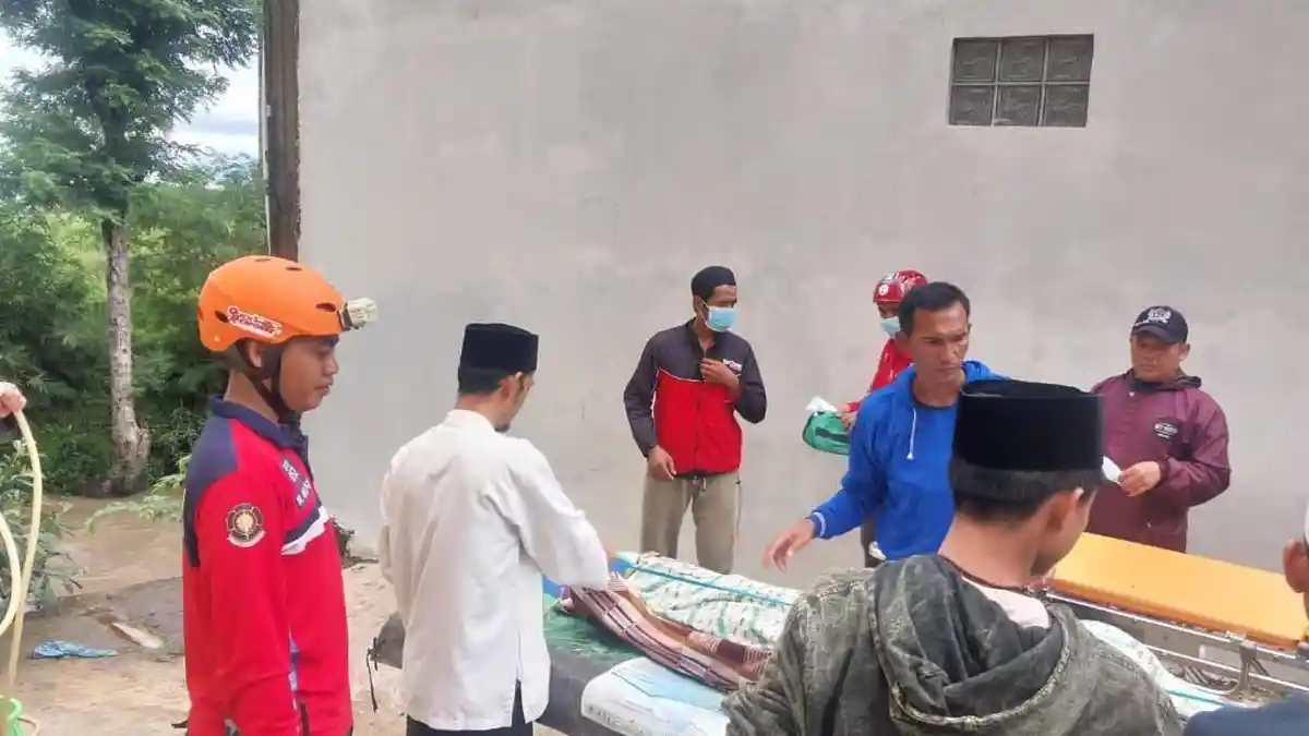 Jasad Santri yang Terbawa Arus Sungai di Cianjur Ditemukan Pemancing, Langsung Dievakuasi