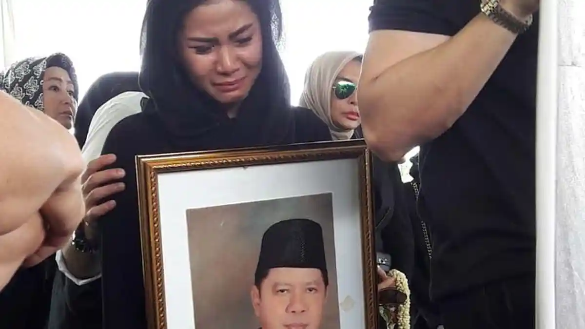 Cynthia Ramlan Peluk Foto Ayahanda Sambil Menangis
