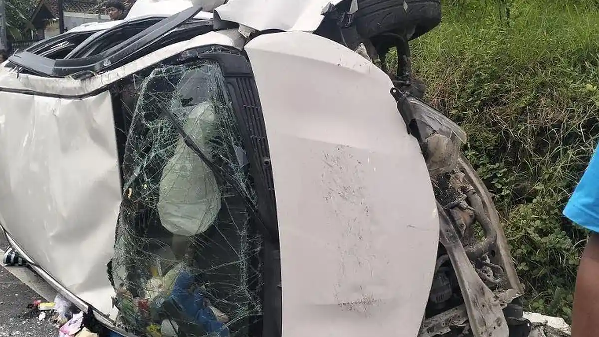 Akibat Sopir Terlelap Sesaat Ketika Mengemudi di Jalan Nasional Wates-Yogyakarta