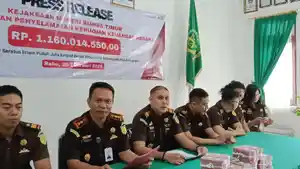 Kejari-Sumba-Timur-Akwan-Annas-didampingi-Kepala-Seksi-Tindak-Pidana-Khusus.jpg