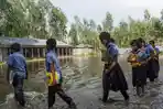 Anak-anak-menyeberangi-banjir.jpg