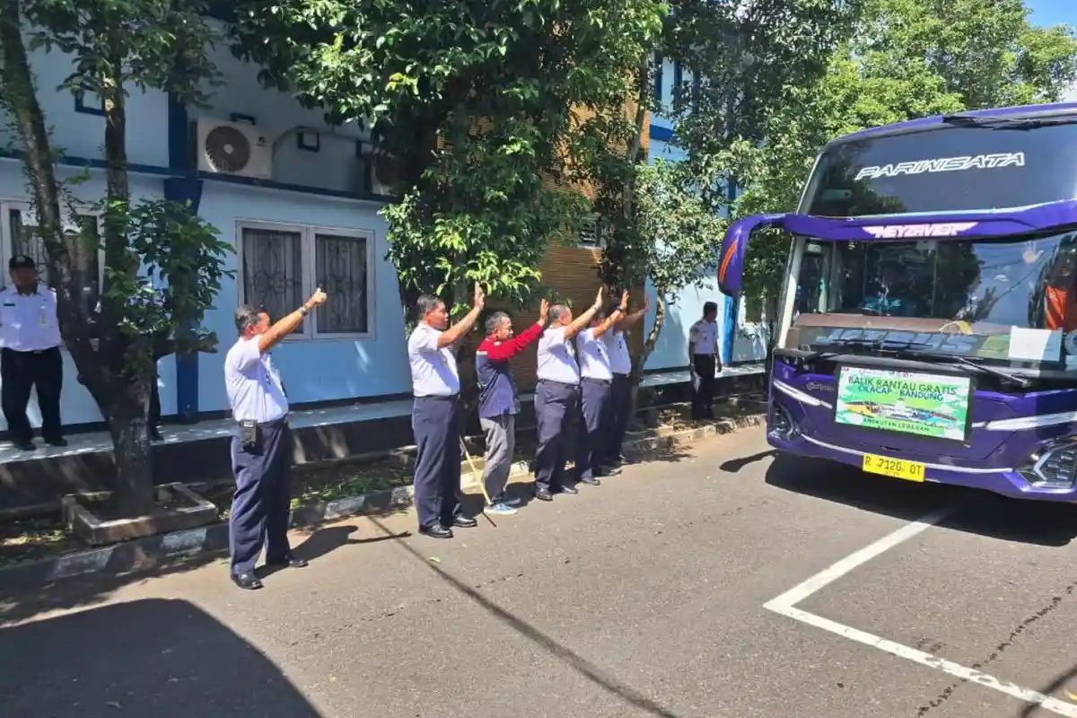 Ratusan Penumpang Program Balik Rantau Gratis Cilacap ke Bandung Dilepas Dishub Cilacap
