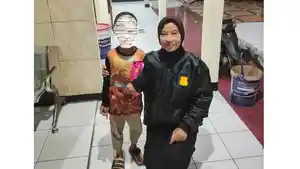 Polwan-Polsek-Parung-Polres-Bogor-temukan-bocah-hilang.jpg