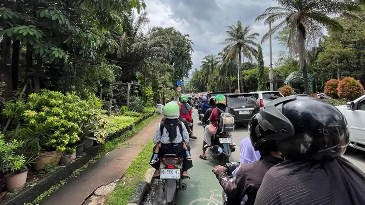 Kamis Siang, Kepadatan kendaraan Mulai terlihat sejak kawasan Simpang Ragunan