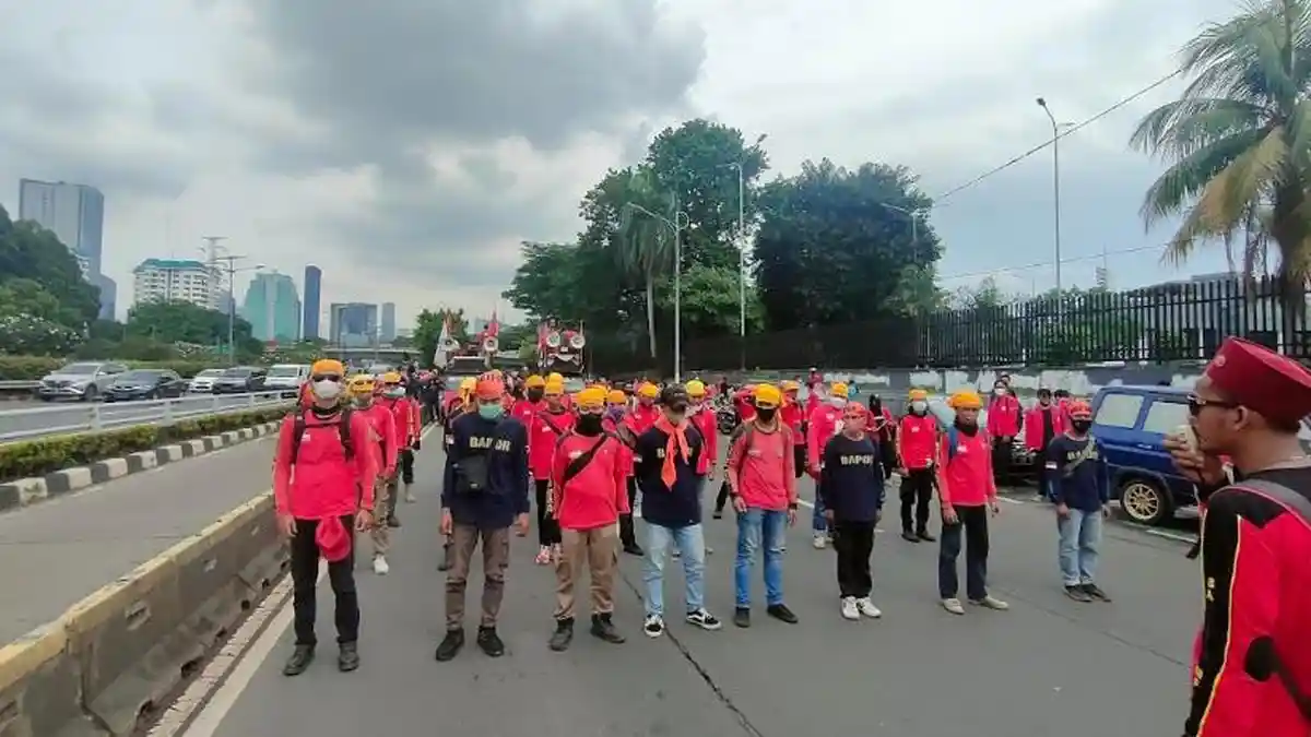 Massa Aliansi Buruh dari Kasbi dan KPBI Mulai Long March ke Gedung DPR RI