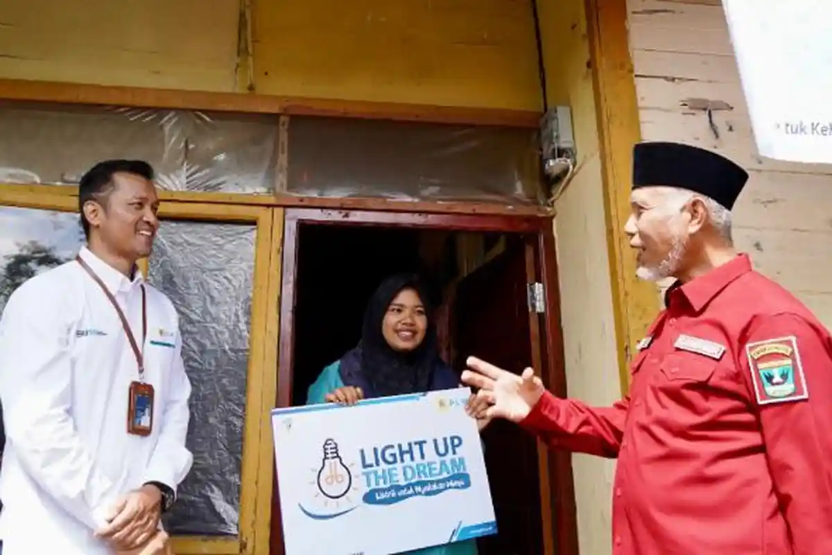 PLN Sambungkan Listrik Gratis ke 11.819 Keluarga Kurang Mampu Melalui Program Light Up The Dream