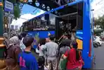 Penumpang-antre-masuk-ke-dalam-bus-Trans-Jatim.jpg