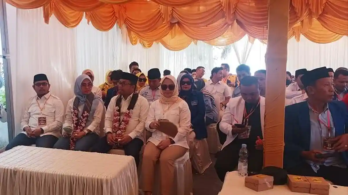 Giliran Husniah - Darmawangsyah Tiba di KPU Gowa
