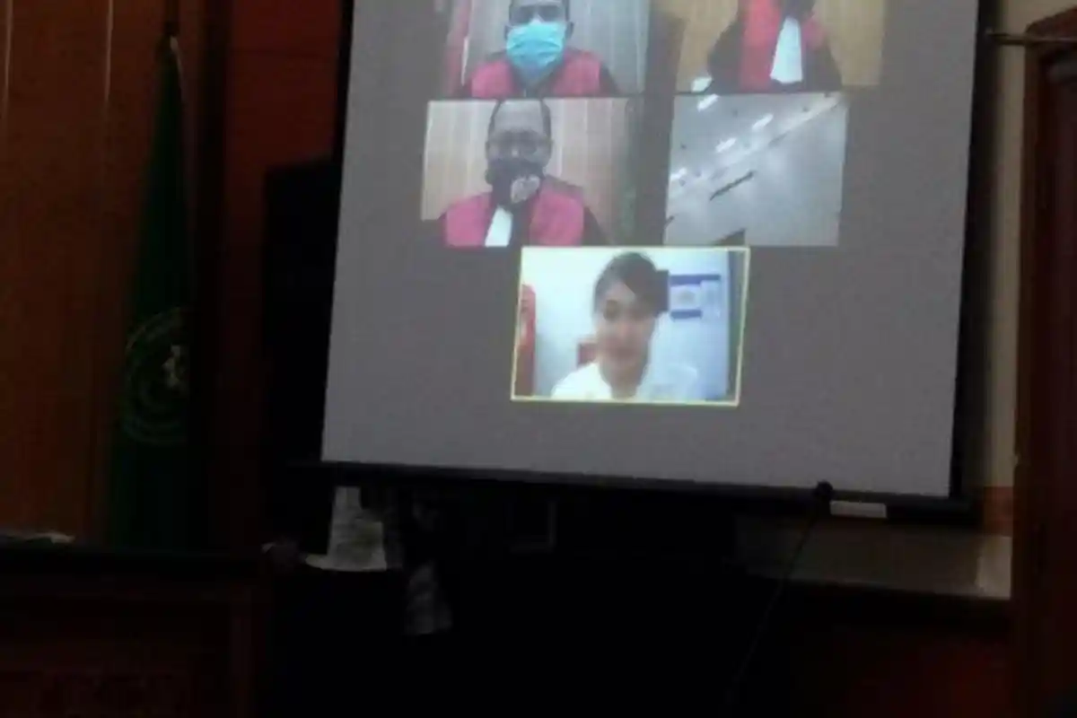 Jalani Sidang Perdana, Tangis Lucinta Luna Pecah, Kekasih Abash Tak Didampingi Kuasa Hukum