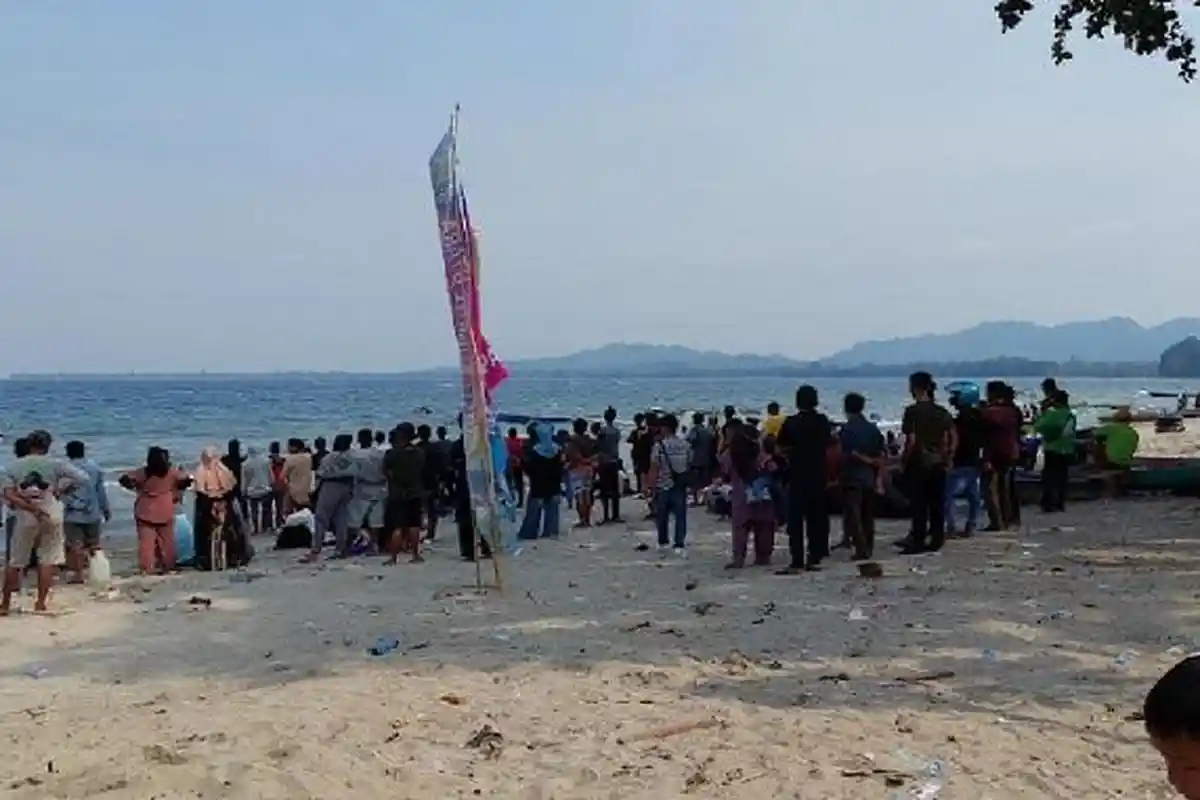 Momen Tahun Baru Hari ke-2 Wisata Tanjung Taipa Dipadati Pengunjung, Bupati Konut: Jaga Kebersihan