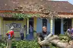 Atap Rumah Warga OKU Timur Sumsel Melayang Disapu Angin Kencang, Polisi Lakukan Monitoring