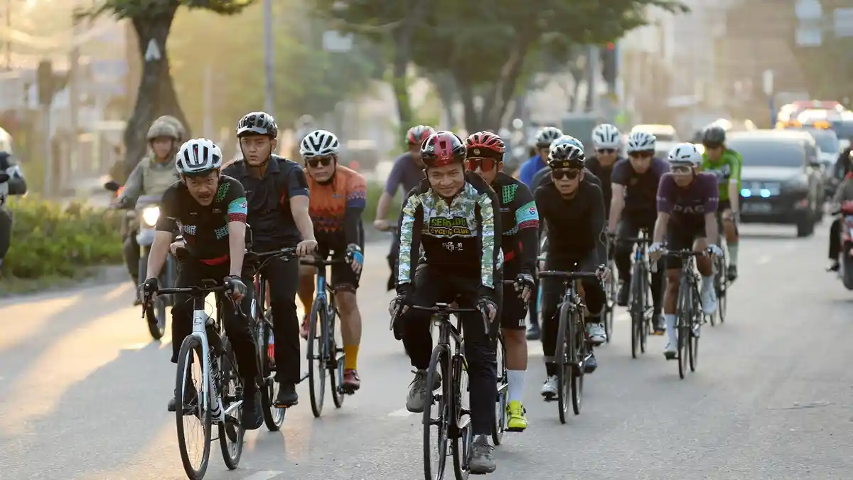 Pj Gubernur Sumut Hassanudin Gowes Keliling Kota Sembari Menyapa Masyarakat