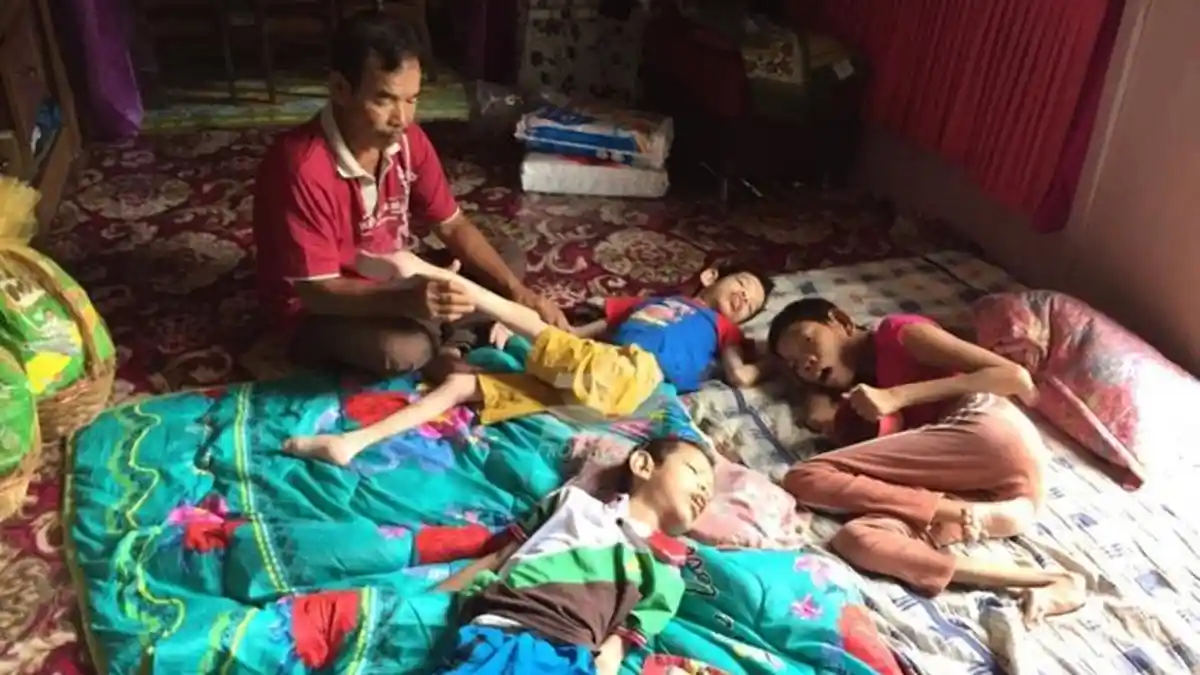 Kisah Pilu Ayah Seorang Diri Rawat Tiga Anaknya yang Lumpuh Otak