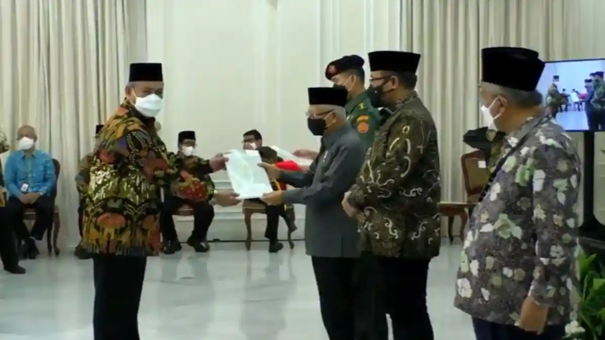 Wapres Ma'ruf Amin Serahkan 3.152 Sertifikat Tanah Wakaf Kepada Para Nazir