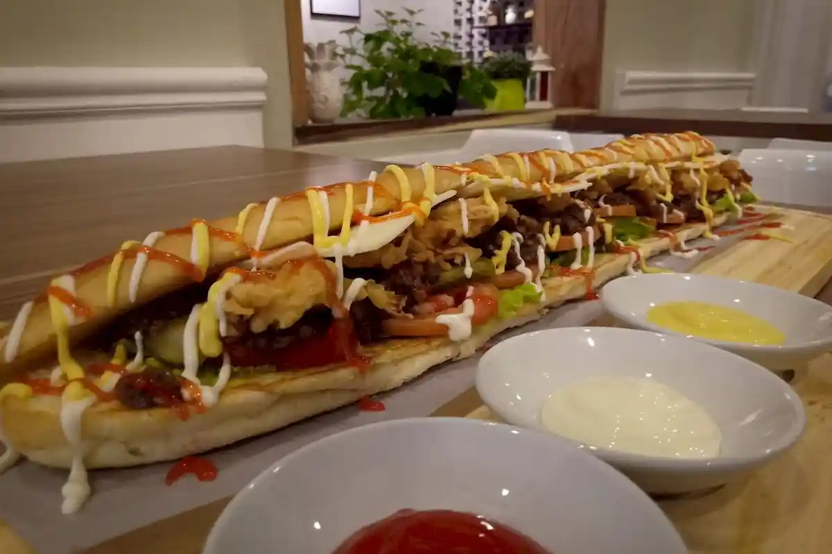 Roti Long John, Roti dan Isian Dagingnya Lembut, Bikin Ketagihan