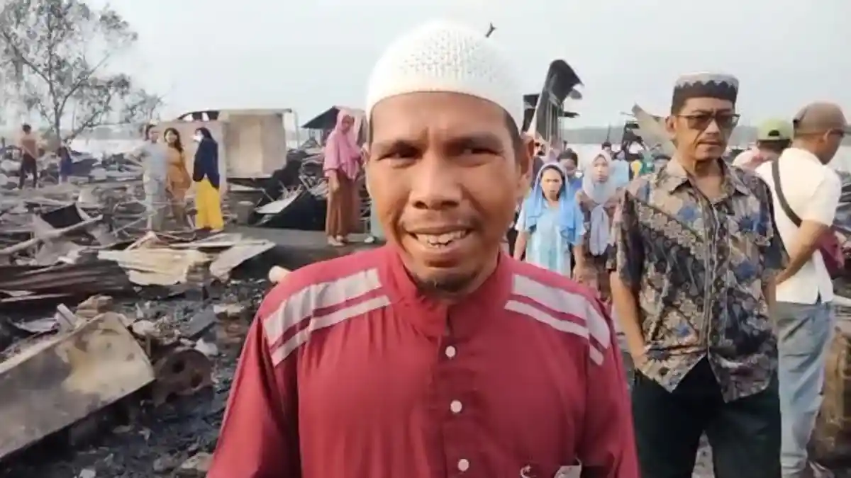 Lima Rumah Terpaksa Dirusak Warga untuk Hentikan Penyebaran Api di Kampung Nelayan