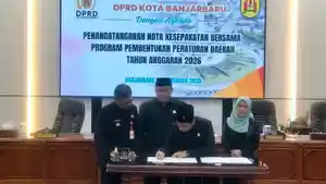 Rapat-Paripurna-DPRD-Kota-Banjarbaru-mengesahkan-tiga-Raperda.jpg