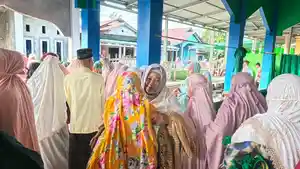 Seusai-Sholat-Idul-Adha-jamaah-Masjid-At-Taqwa-saling-bersalaman-dan-berpelukan.jpg