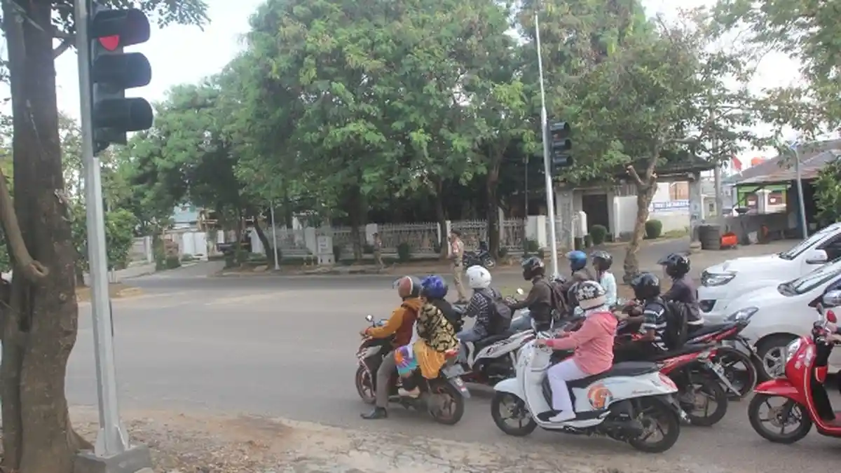 Kecelakaan Mobil Tabrak 8 Motor di Lampu Merah, Korban Bergelimpangan hingga Ada yang Tewas