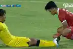 Striker-Timnas-Indonesia-Ramadhan-Sananta-membantu-bek-tengah-Malaysia-Nik-Umar-bin-Nik-Aziz.jpg