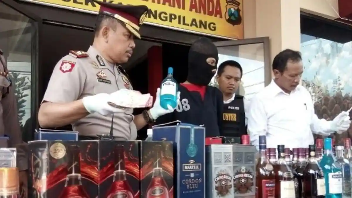 Polisi Ringkus Produsen Minuman Keras Impor Palsu di Surabaya