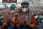 Karyawan-PT-Djarum-menunjukkan-uang-THR.jpg