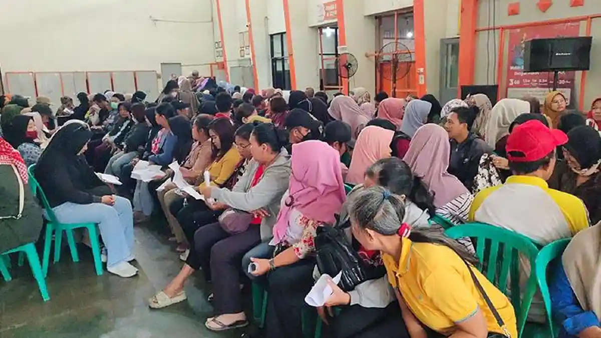 Ratusan Warga Padati Kantor Pos Kota Kediri Ambil BLTS Kesra Rp 900 Ribu
