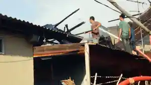 Kebakaran-melanda-pemukiman-padat-penduduk.jpg