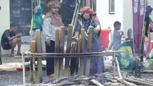 Proses-memasak-nasi-humbal-dan-lauk-bapalan-dalam-batang-bambu1.jpg