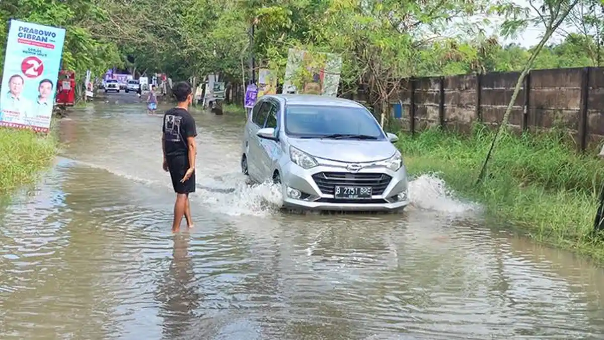 FOTO : Kendaraan Terobos Banjir di Jalan Lembah Raya - banjir-jl-lembah-raya-pku.jpg