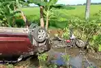 Mobil-dan-motor-terbalik-di-pinggir-sawah-akibat-terlibat-Laka-Lantas.jpg