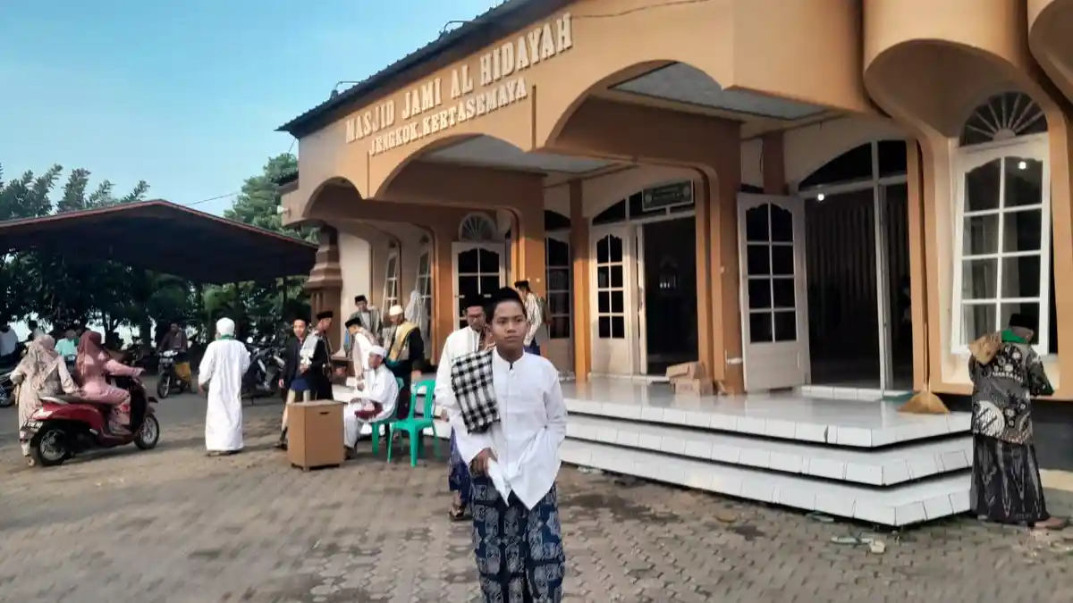 Di Masjid Jami Al Hidayah, Desa Jengkok Indramayu, Salat Idul Fitri Digelar Dua Shift