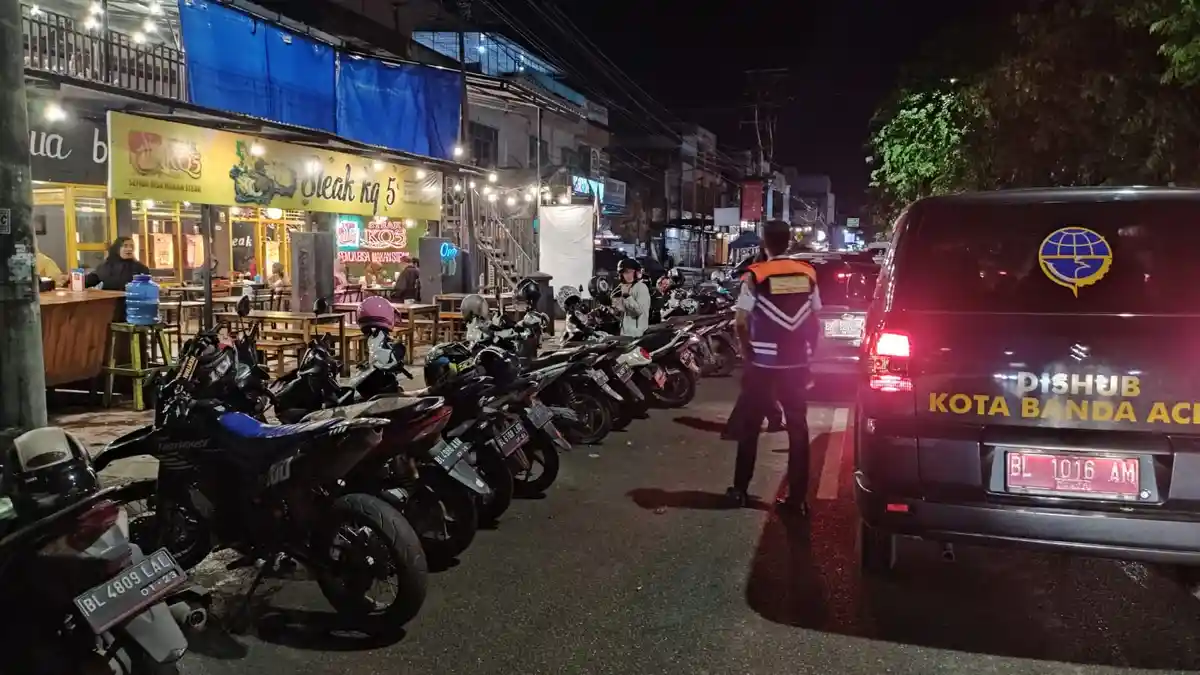 Pengaturan Parkir Semraut dan Buat Jalan Macet, Dishub Tegur Jukir di Kota Banda Aceh