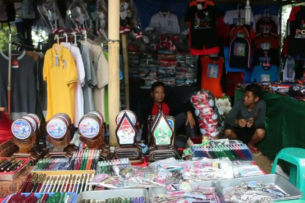 Atlet Dayung Borong Aksesoris PON XIX/2016 yang Dijual di Kawasan Situ Cipule