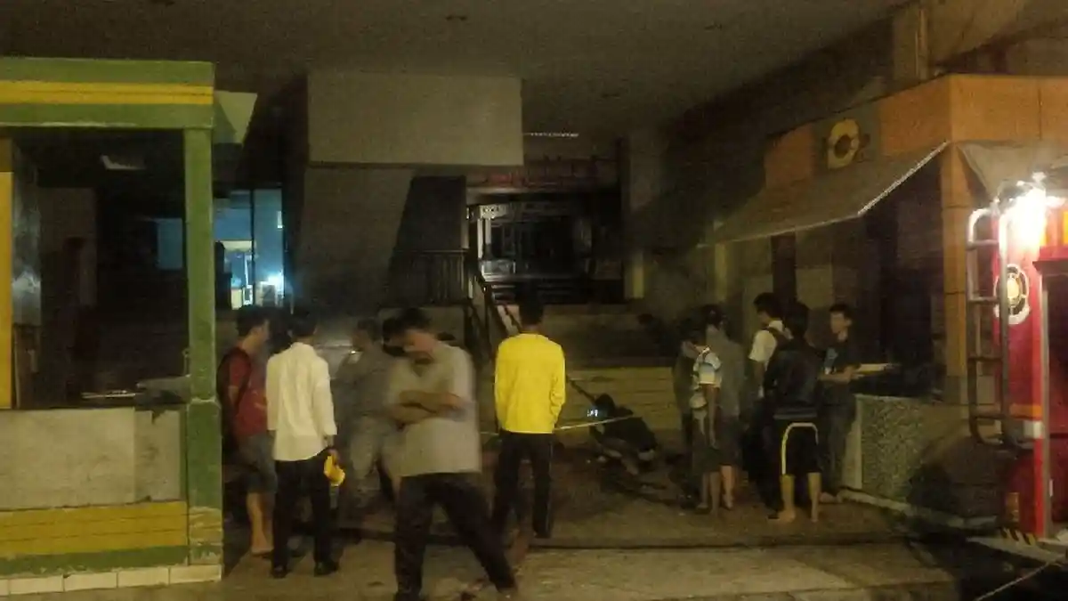 Pemadaman Dilakukan 15 Jam,  Api Masih Membakar Ramayana Pekanbaru