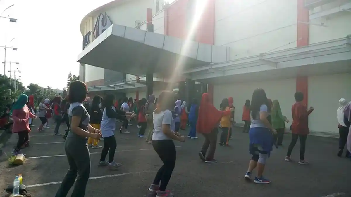 Puluhan Warga Kiaracondong Makin Semangat Senam Diiringi Lagu Dangdut