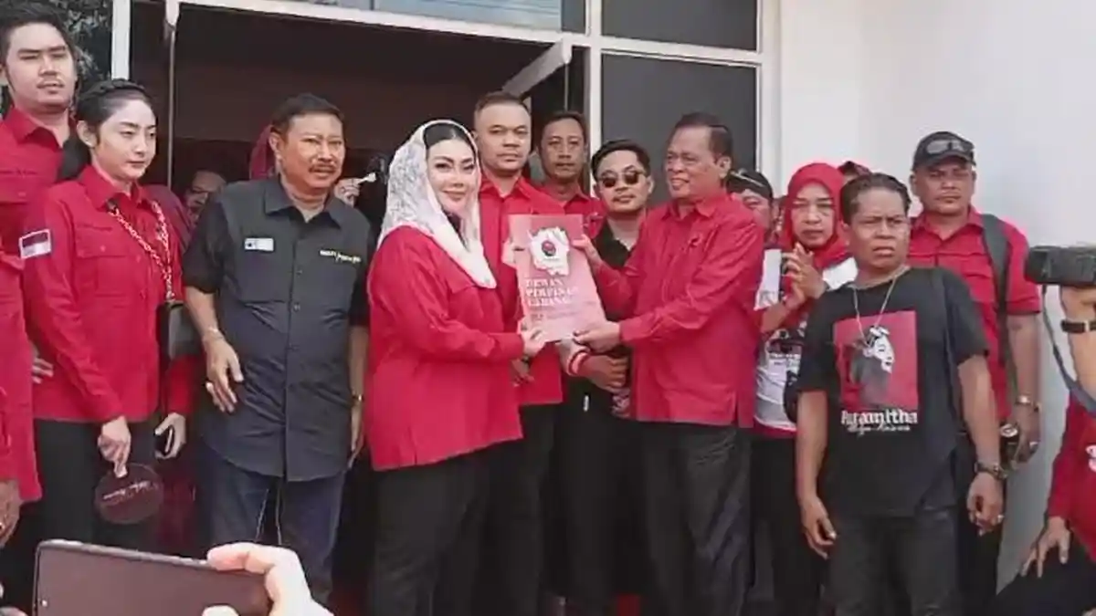 Diantar Ribuan Pendukung, Paramitha Widya Kusuma Daftar Bakal Calon Bupati Brebes di PDIP
