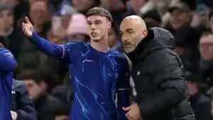 Pelatih-Chelsea-Enzo-Maresca-memberikan-instruksi-kepada-Cole-Palmer-sebelum-masuk.jpg