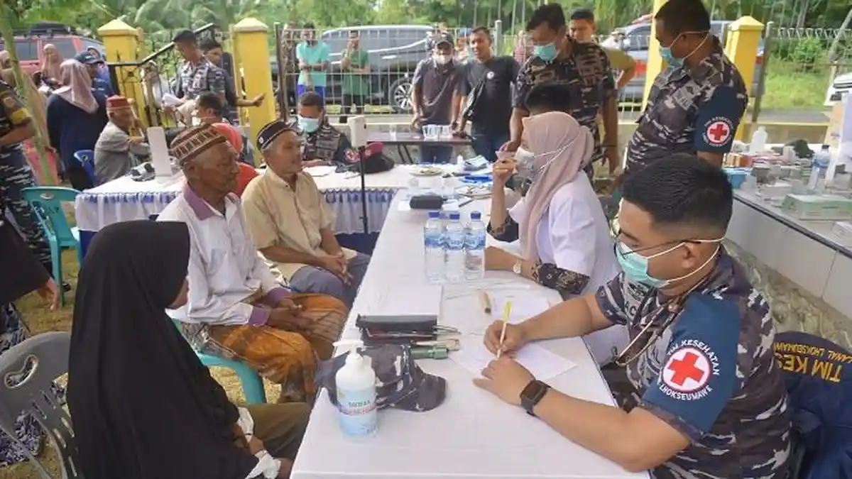 Gelar Bakti di Seuneudon, Lanal Lhokseumawe Obati Masyarakat dan Bagi Sembako