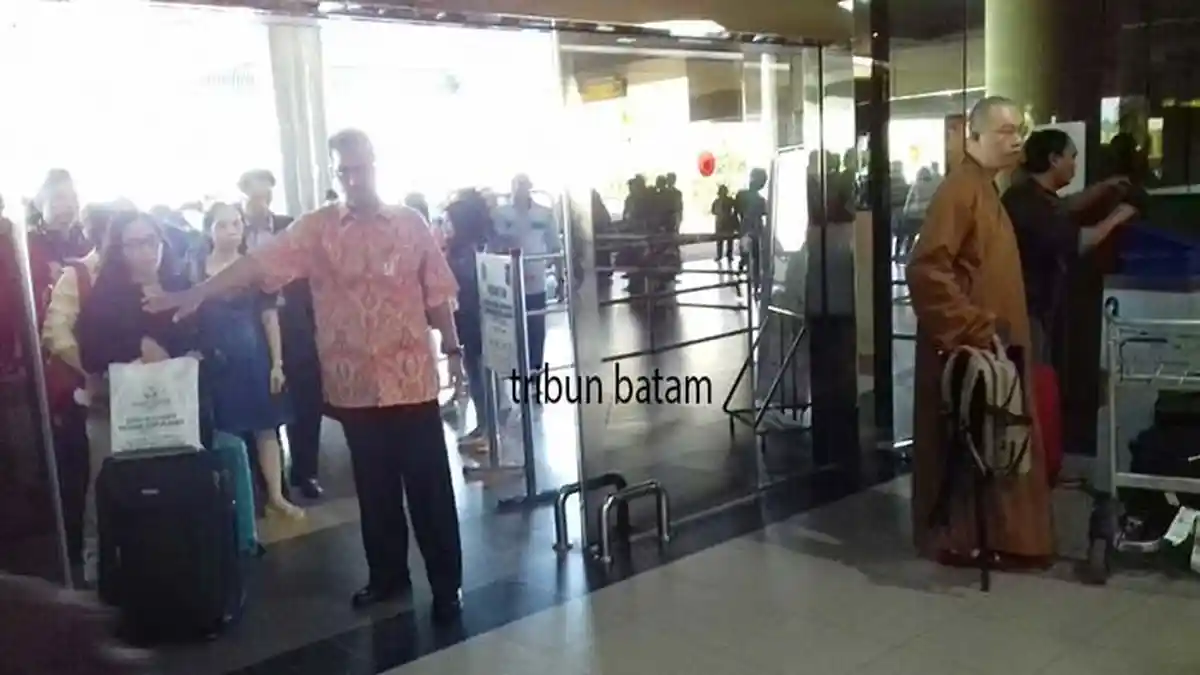 Kamelia Bawa Benda Terlarang Ini Dibalik Busana Gamisnya