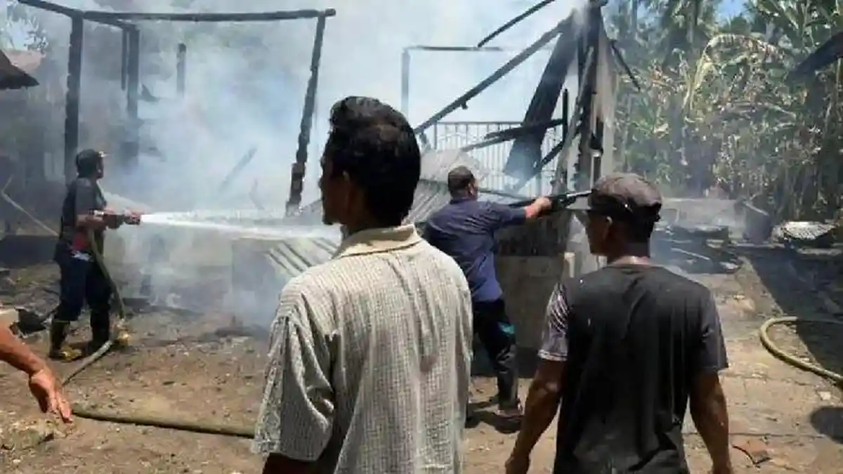 Ditinggal ke Masjid, Rumah Bilal di Samalanga Bireuen Hangus Terbakar