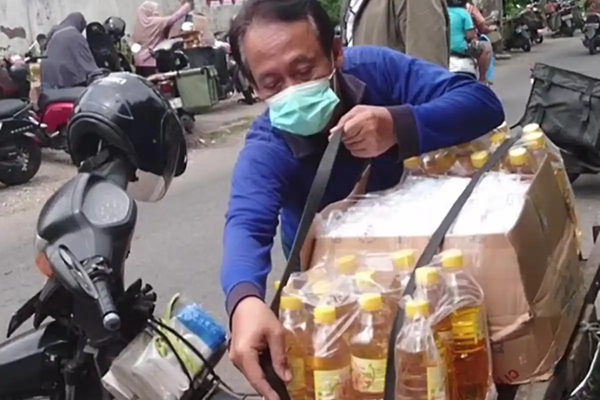 Pada Pedagang Antre Minyak Goreng Murah Sejak Subuh, Pembelian Dibatasi 2 Karton atau Satu Jeriken