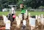 Makam Khusus Covid-19 di TPU Bambu Apus Penuh