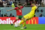 Kiper Spanyol Unai Simon Berebut Bola dengan Abde Ezzalzouli