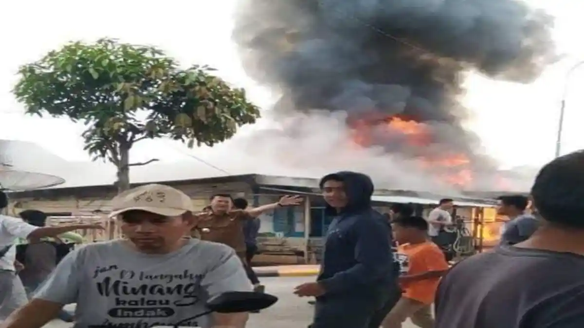 BREAKING NEWS : Kebakaran di Banding Agung OKU Selatan, 5 Rumah Hangus Terbakar