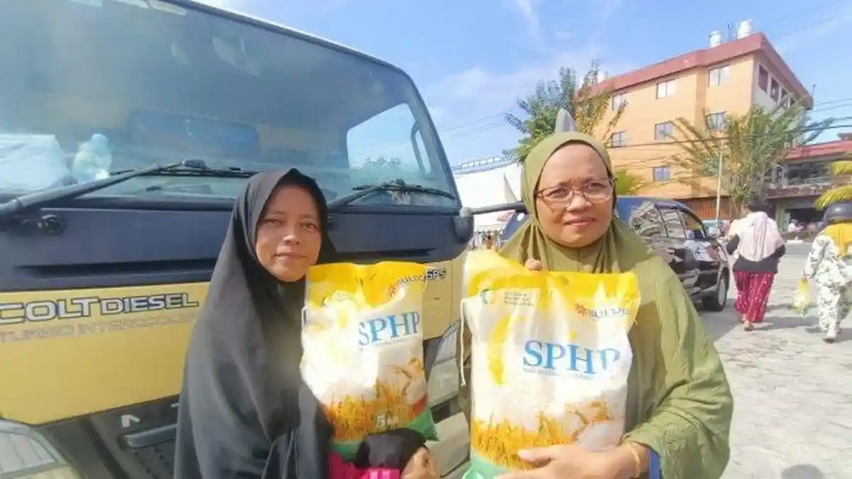 Rela Antre Hingga Dua Jam, Warga Tarakan Akhinya Bisa Beli Beras Murah 10 Kg