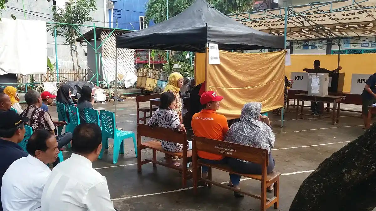 Warga Cilodong Depok Mulai Datangi TPS untuk Mencoblos