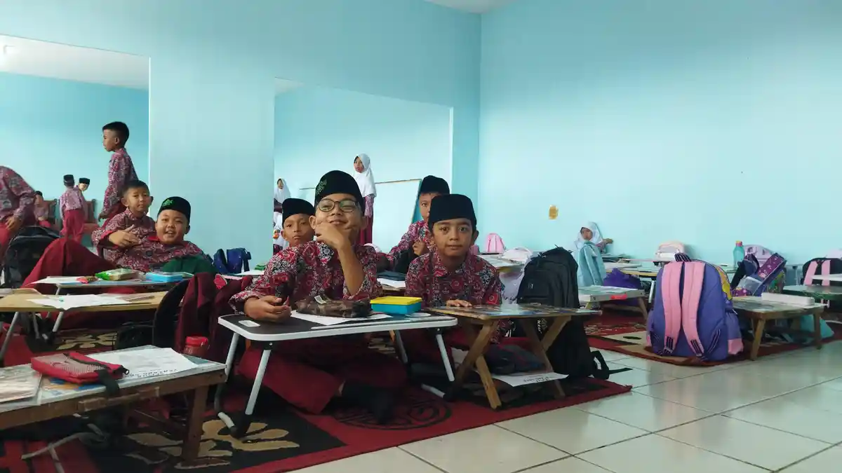 SDN 1 Cipeundeuy Bandung Barat Prioritas Dapat Bantuan Kursi dan Meja, Tapi Siswanya Belajar Lesehan